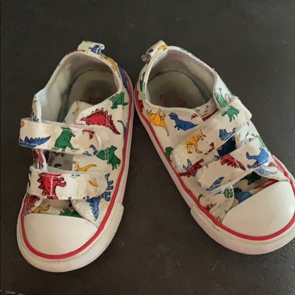 Dino Converse Size 8 toddler boy. In EUC.